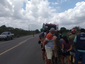 Colisão envolvendo moto e carro deixa dois feridos na BR 316, em Cacimbinhas