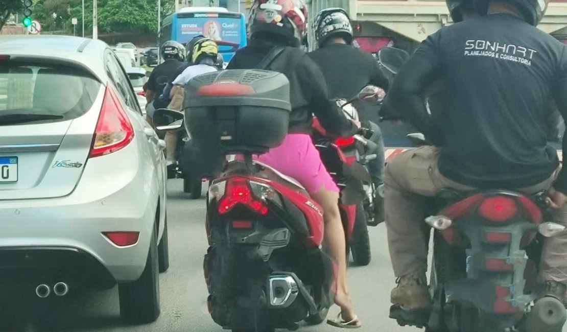 Conduzir motocicleta com calçado que não firme aos pés pode gerar multa