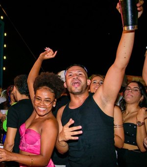 Com Xanddy Harmonia no trio, arapiraquenses comemoram a abertura do Folia de Rua 2025