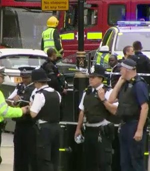 Carro atropela pessoas em Parlamento Britânico; Polícia desconfia de ataque terrorista