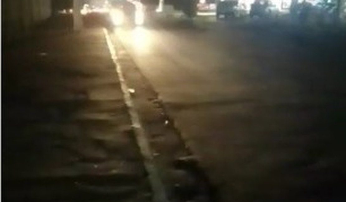 [Vídeo] Comerciantes temem assaltos devido à falta de energia na rua Des. Carlos de Gusmão, em Maceió