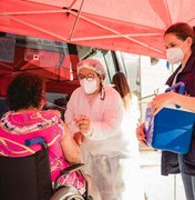Ônibus da vacina atende no conjunto Salvador Lyra, nesta terça-feira (29)
