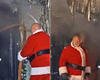 Bombeiro combate incêndio vestido de Papai Noel e comove a web
