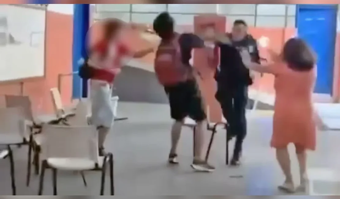 Cenas fortes: PM espanca alunos em escola estadual no Rio