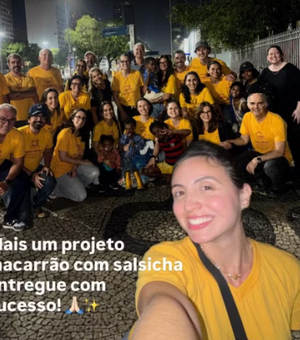 Bruna Marquezine e Shawn Mendes ajudam a distribuir quentinhas no Rio de Janeiro
