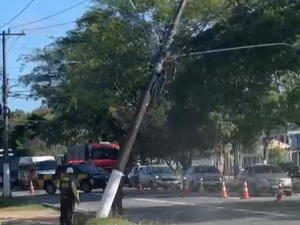 Poste ameaça cair na Avenida Durval de Goes Monteiro