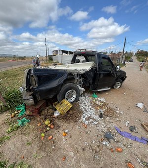 [Vídeo] Duas pessoas ficam feridas após motorista perder o controle da direção e colidir em poste em Palmeira