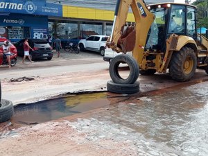[Vídeo] Vazamento de água provoca cratera em rua de Arapiraca 