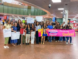 Marina JHC recebe homenagem de mães de alunos do Maceió Abraça o Mundo
