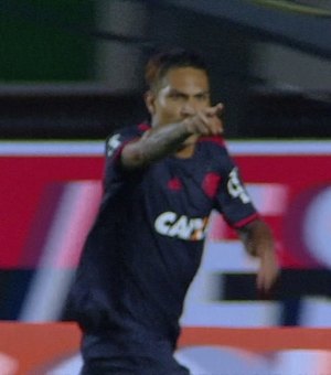 Flamengo vence América MG por 2 a 1 e cola nos lideres