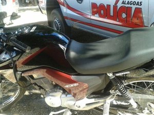 Polícia prende jovem e apreende menor com moto roubada