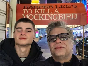 Filho de Fábio Assunção surpreende namorada com pedido de casamento em parque