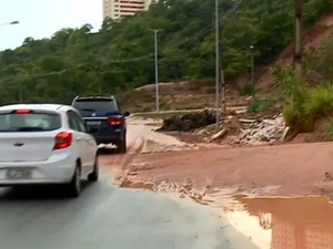 Deslizamento de terra é registrado na Avenida Pierre Chalita