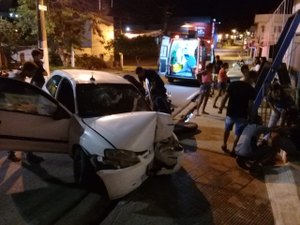 [Vídeo] Motorista perde controle do veículo e colide contra portão de loja  