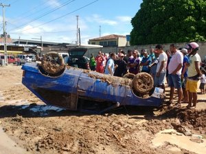 Motorista perde o controle do veículo e capota ao lado da duplicação