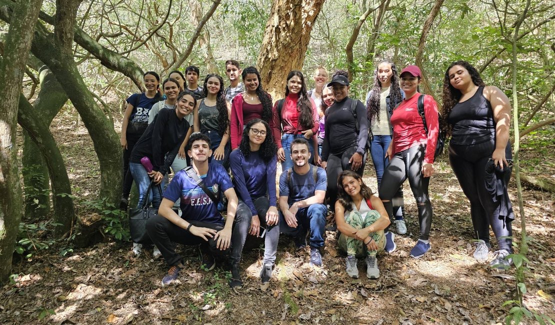 Explorando a biodiversidade: alunos de Ciências Biológicas têm aula de campo na Vila Bananeira em Arapiraca