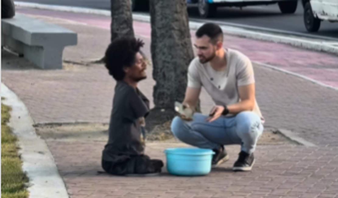 Homem que vende doces na orla de Maceió recebe ajuda após cadeira de rodas quebrar
