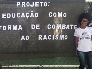 Professora vítima de racismo presta depoimento em delegacia 