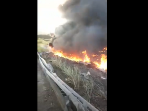 [Vídeo] Motorista de caminhão sobra na curva e carro fica em chamas