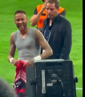 Neymar interage com humorista Ítalo Sena após jogo e 'geme' no ouvido de repórter