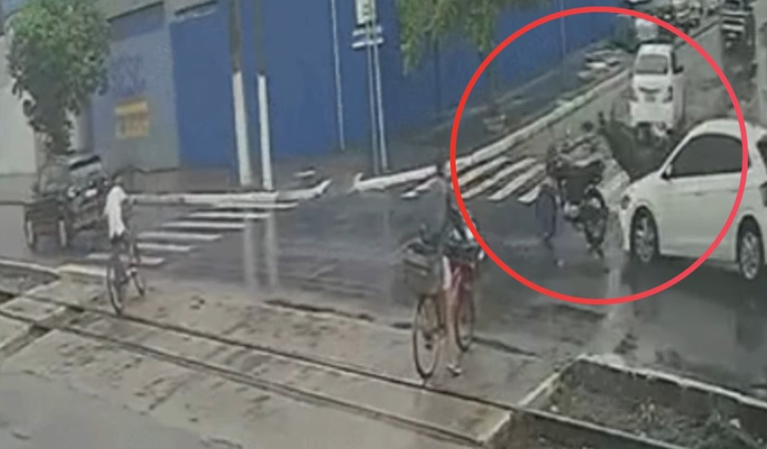 Carro atinge motociclista que é arremessado em cruzamento, no bairro Poço