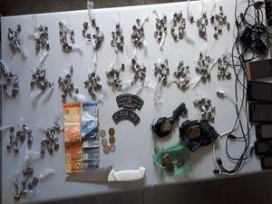 Adolescente é apreendida com mais de 200 bombinhas de maconha