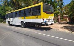 Carro colide com ônibus na entrada do Povoado Saúde, em Maceió
