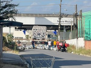 Carga de botijão de gás cai de caminhão em Arapiraca