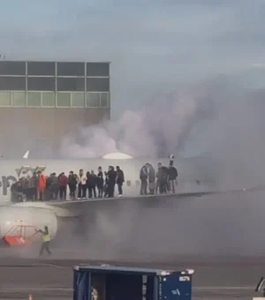 Avião da American Airlines pega fogo após pouso de emergência nos EUA