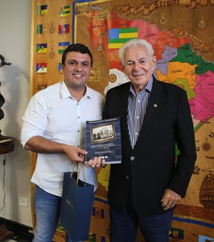 Prefeito Bebeto Barros entrega Título de Cidadão Girauense a fundador da Unit