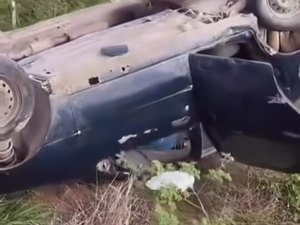 Carro capota às margens da rodovia AL-220 em Batalha