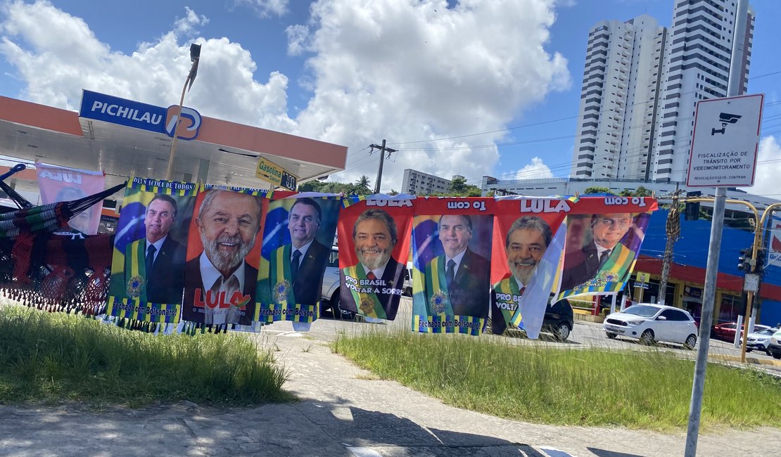 Ambulantes de Maceió lucram com polarização entre Lula e Bolsonaro