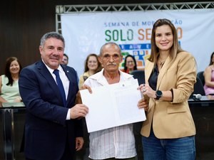 Prefeita Ceci entrega 19 títulos de propriedade pelo Programa Moradia Legal em Atalaia