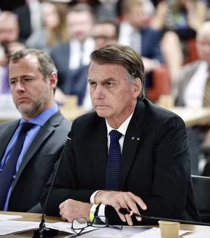 PF acha na casa de Bolsonaro pen drive em banheiro, dólares e cópia de ação contra Moraes nos EUA