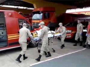 Vítimas de esfaqueamento, homem e travesti feridos são socorridos por bombeiros