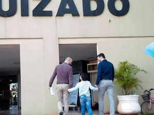 Menino de oito anos é adotado por casal gay após ser recusado por outras famílias