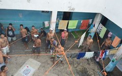 Também ficou constatado, que os policiais trabalham com máscaras e luvas a fim de evitar a contaminação.