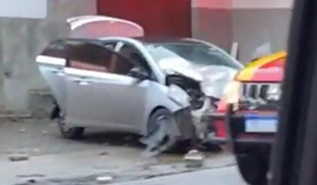 [Vídeo] Criança fica ferida após carro colidir com poste na Avenida Leste-Oeste