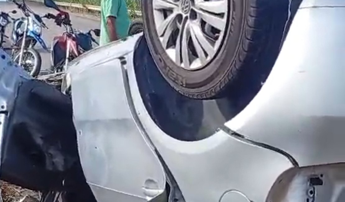 Carro capota após colisão com veículo que transportava cana-de-açúcar na AL-105