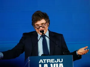 Governo de Javier Milei negocia para que argentinos entrem nos EUA sem visto