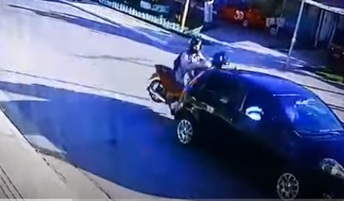 [Video] Motociclista desatento colide em traseira de carro no bairro Canafístula