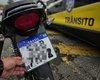 Homem é preso após alterar placa de moto com fita isolante em Maceió