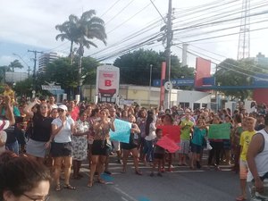 Na hora da simulação, moradores fecham a Fernandes Lima e pedem saída da Braskem 