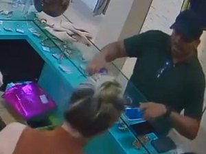 Imagens mostram suspeito rendendo três mulheres durante assalto a loja em Maceió