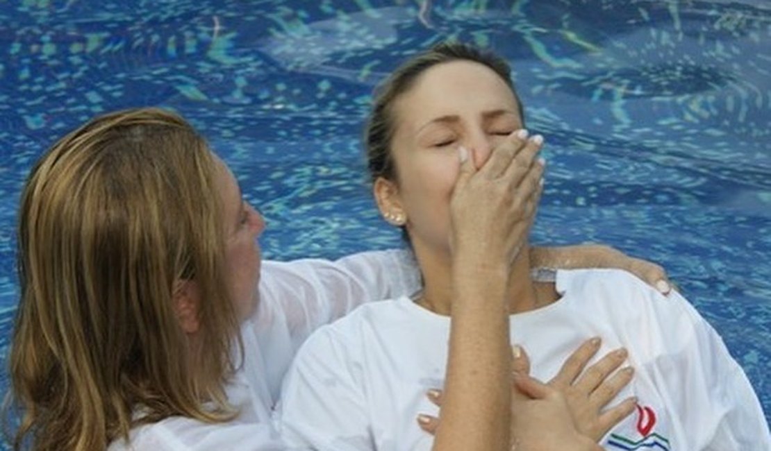Claudia Leitte divide com fãs fotos de seu batismo em Igreja