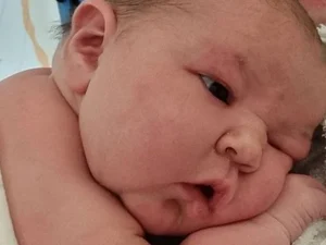 Mulher dá à luz bebê tão pesado quanto uma bola de boliche: “Gigante”