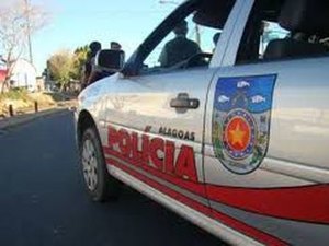 Polícia encontra arma e drogas em residência do bairro do Jacintinho 