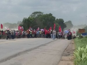 Manifestação interdita a BR-101, em Messias