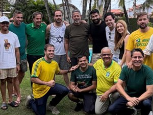 Candidato de Bolsonaro ao Senado, Arthur Lira se encontra com Carlos Bolsonaro em Maceió