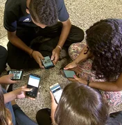 Comissão de Educação aprova projeto que proíbe celular em escolas